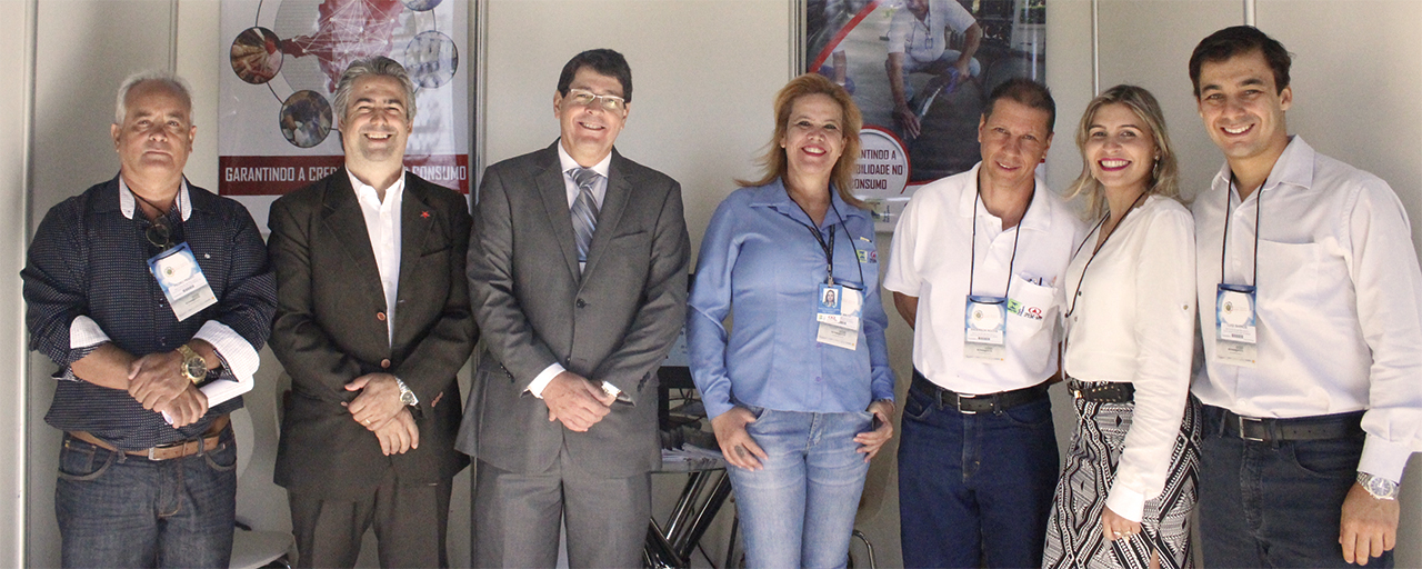 Equipe Ipem-mg no stand do Instituto em Montes Claros. Foto: Lucas Gomes/IPEM-MG