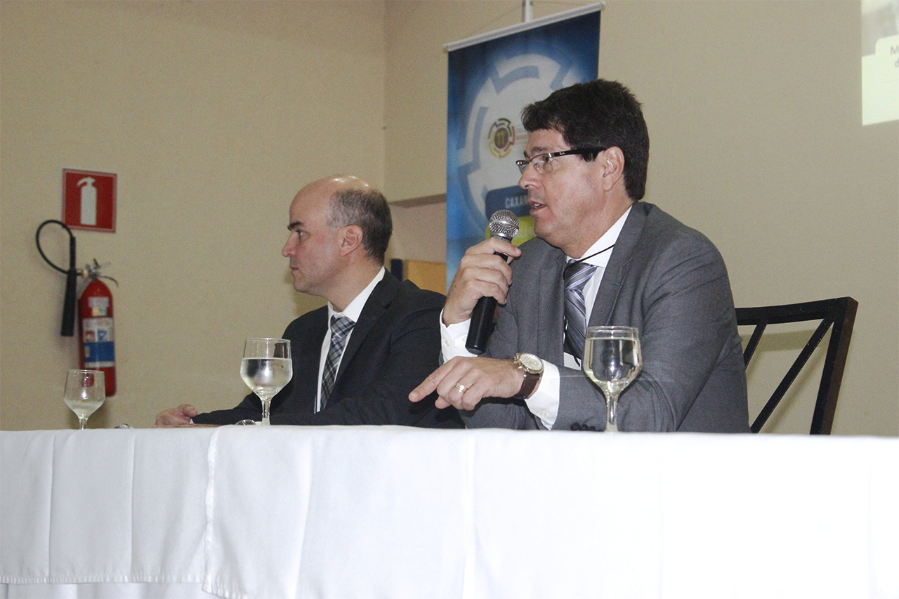 Fernando Sette (a direita) dialoga com revendedores e empreendedores do ramo de postos de combustivel. Foto: Lucas Gomes/IPEM-MG