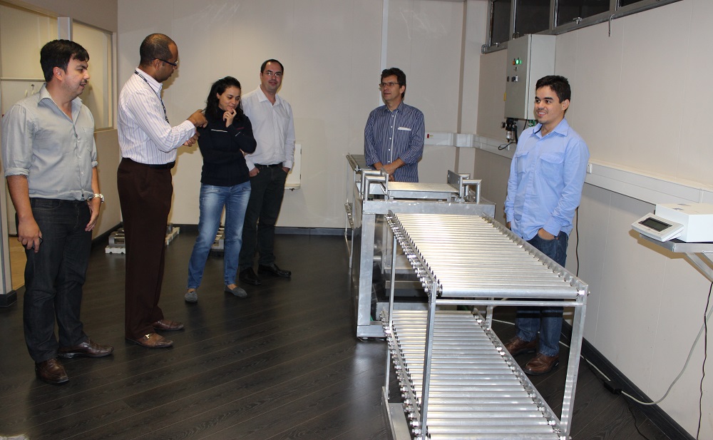 Marcelo explica funcionamento de máquina desenvolvida pelos colaboradores do Ipem-MG Fonte: Divulgação/Ipem-MG