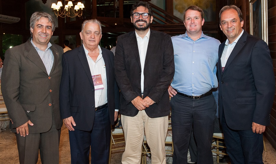 João Bosco Rodrigues (primeiro da esquerda para a direita) durante lançamento de aço mais eficiente. Foto: Elvira Nascimento / Divulgação