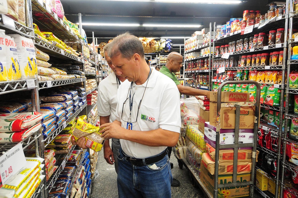 Equipe do Ipem-MG fiscalizando o comércio varejista. Foto: Omar Freire / Imprensa MG
