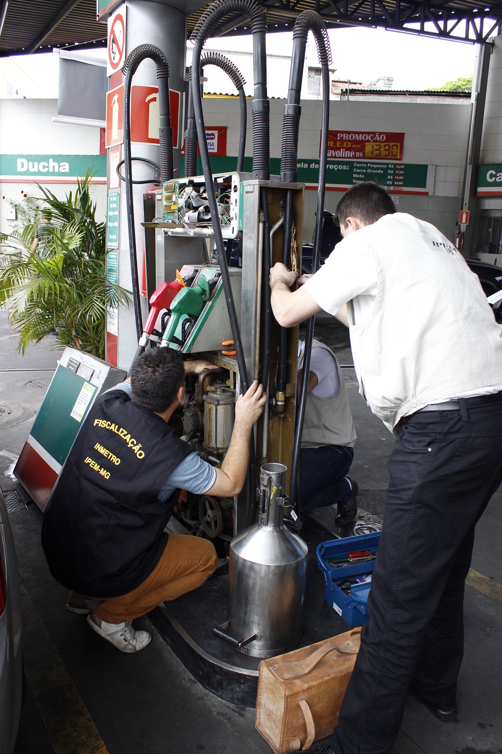 Fiscais do Ipem-MG durante fiscalização nos bombas de combustíveis. Foto: Lucas Gomes/Ipem-MG Fiscais do Ipem-MG durante fiscalização nos bombas de combustíveis. Foto: Lucas Gomes/Ipem-MG