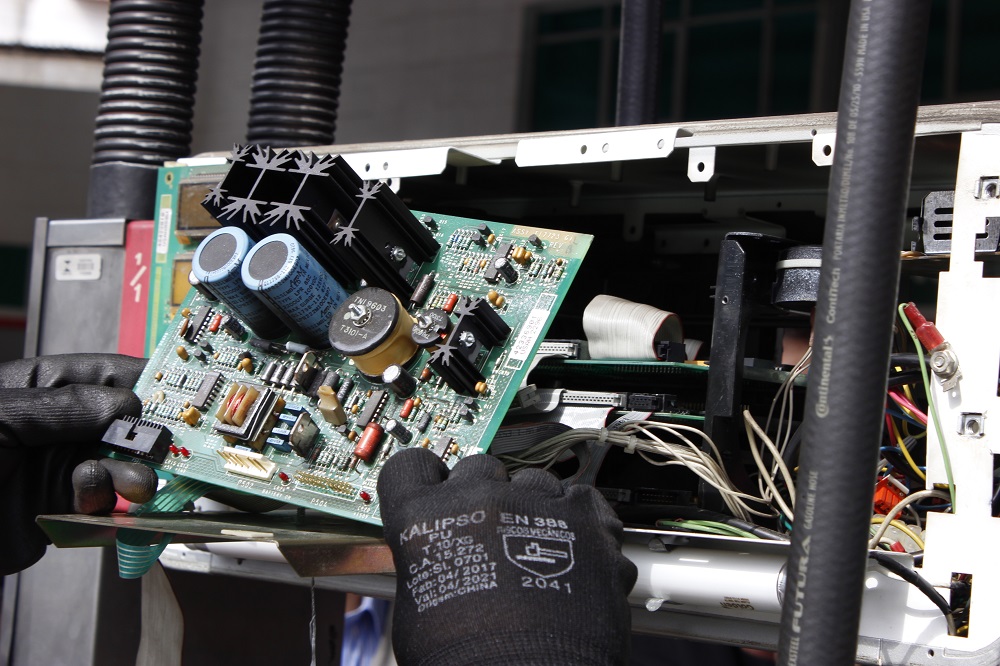 Dispositivos eletrônicos instalados nas bombas para fraudar a entrega de combustível. Foto: Lucas Gomes / Ipem-MG Dispositivos eletrônicos instalados nas bombas para fraudar a entrega de combustível. Foto: Lucas Gomes / Ipem-MG