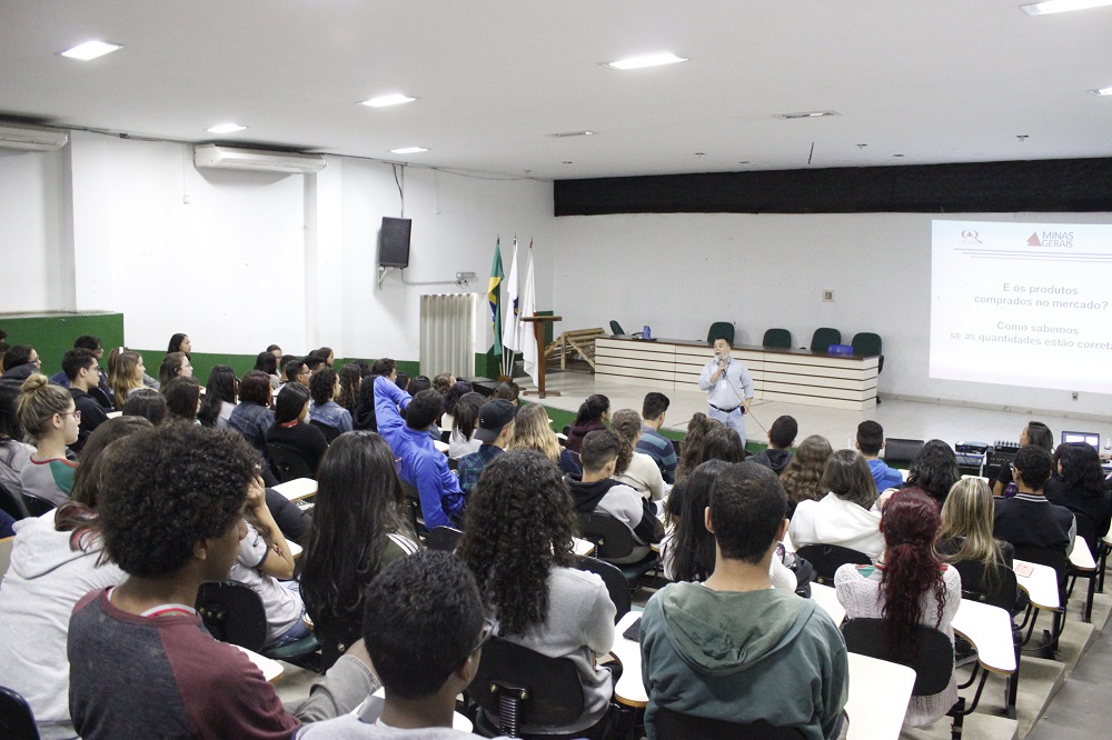 Max explica aos alunos importância da Metrologia. Foto: Lucas Gomes / Ipem-MG Max explica aos alunos importância da Metrologia. Foto: Lucas Gomes / Ipem-MG