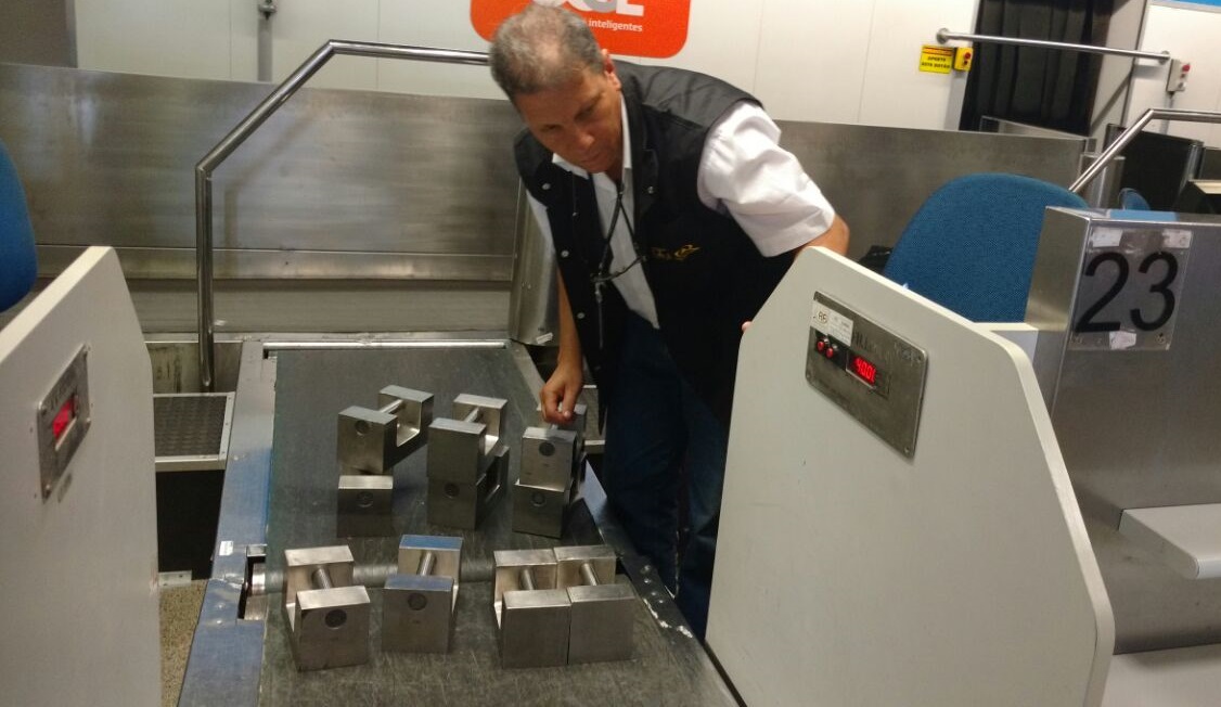 Servidores do Ipem-MG fiscalizam balanças no Aeroporto Confins. Foto: Fernanda Toussaint / Ipem-MG