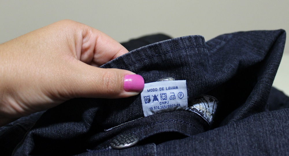 A etiqueta contendo informações do produto é obrigatória em toda peça têxtil.  Foto: Fernanda Toussaint / Ipem-MG