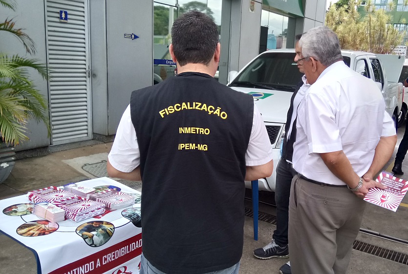 Equipe do Ipem-MG e ANP esclarecem dúvidas da sociedade. Foto: Fernanda Toussaint / Ipem-MG