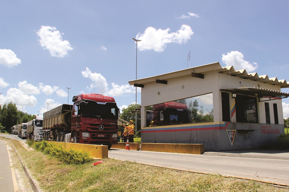 O condutor que não entrar no posto de pesagem comete infração grave, ganha cinco pontos na carteira e multa de R$ 127,69. Divulgação / DER