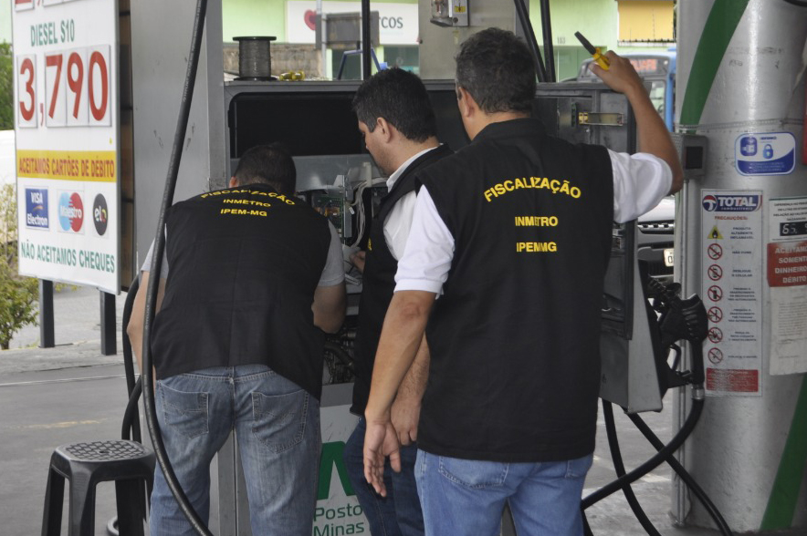 Fiscais encontram placa eletrônica fora dos padrões do Inmetro. Foto: Divulgação / Ipem-MG