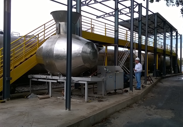 João esclarece que o tanque de carga dos vagões devem seguir os regulamentos de segurança do Inmetro. Foto: Divulgação / Ipem-MG 