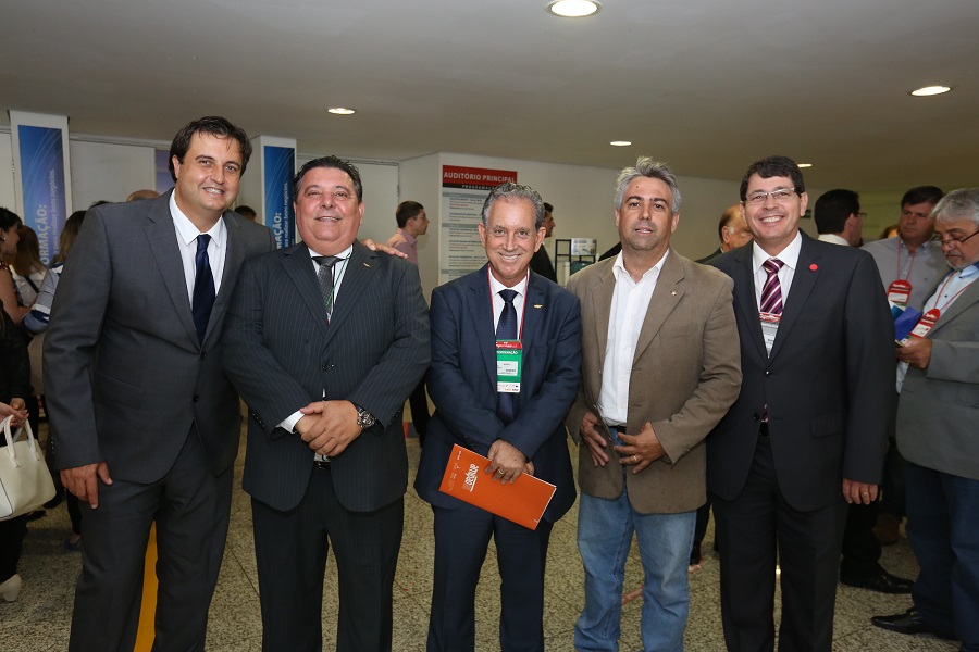 Foto: Alexandre Poni (Presidente da Amis), José Batista (Presidente do Sindicato das Indústrias de Panificação de MG), Tarcísio Moreira (Presidente da Amipão), João Bosco (Diretor de Metrologia Legal/Ipem-MG) e Fernando Sette (Diretor-Geral/Ipem-MG). Crédito: Ignácio Costa / Amis Foto: Alexandre Poni (Presidente da Amis), José Batista (Presidente do Sindicato das Indústrias de Panificação de MG), Tarcísio Moreira (Presidente da Amipão), João Bosco (Diretor de Metrologia Legal/Ipem-MG) e Fernando Sette (Diretor-Geral/Ipem-MG). Crédito: Ignácio Costa / Amis