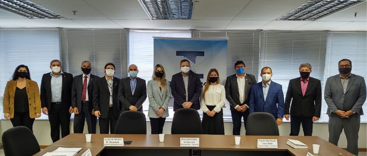 Presidente do Inmetro (ao centro) com dirigentes do órgãos delegados. Foto: Divulgação / Inmetro