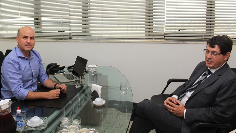 Presidente do Minaspetro, Carlos Guimarães Jr. e o diretor-geral do Ipem-MG, Fernando Sette, durante visita. Foto: Divulgação / Minaspetro Presidente do Minaspetro, Carlos Guimarães Jr. e o diretor-geral do Ipem-MG, Fernando Sette, durante visita. Foto: Divulgação / Minaspetro