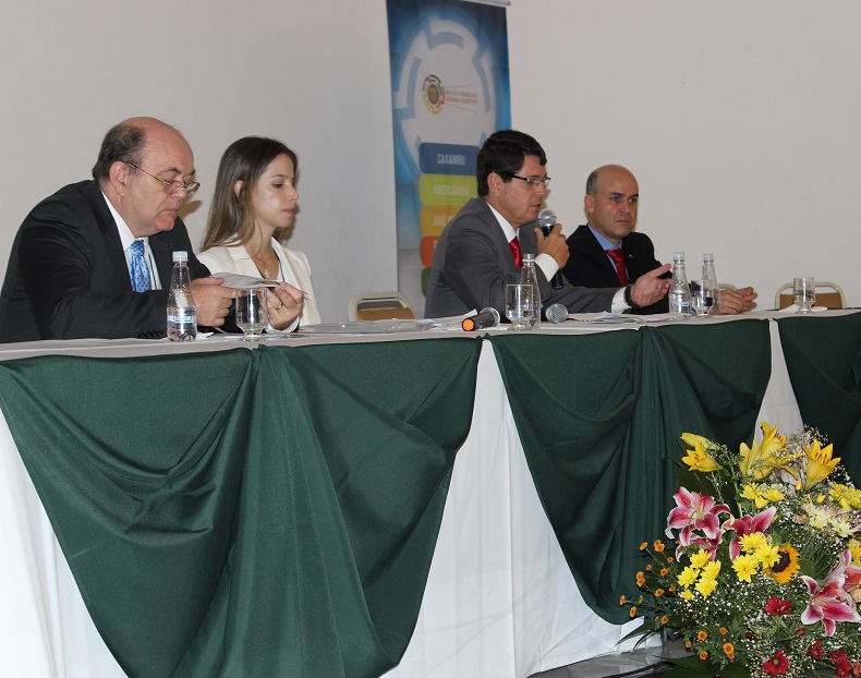 Durante painel, Sette e Saldys falam sobre a fiscalização de combustíveis em Minas. Foto: Fernanda Toussaint / Ipem-MG