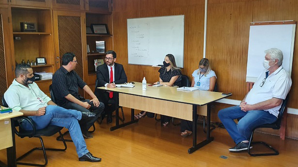 Diretor-geral do Ipem-MG durante reunião com representantes dos taxistas. Foto: Divulgação/Ipem-MG