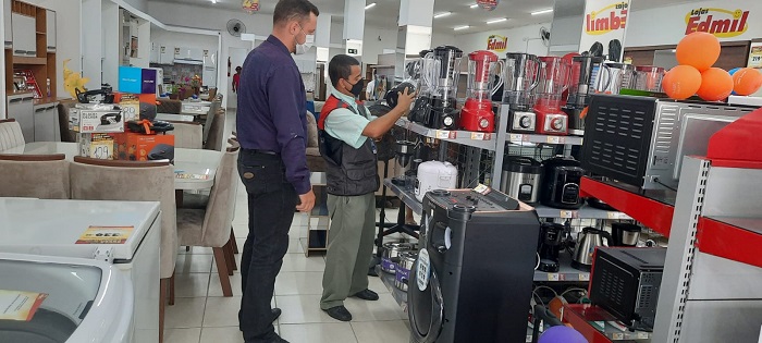 Fiscais checaram produtos em diversas lojas. Foto: Divulgação/Ipem-MG