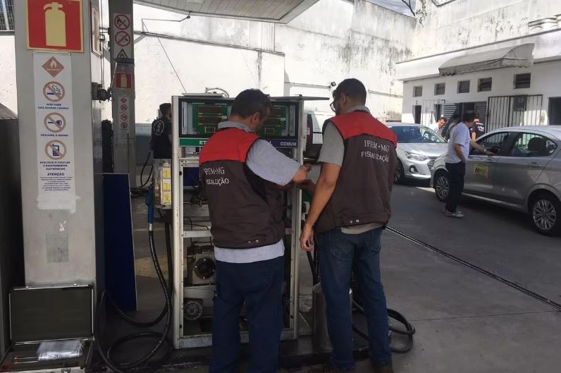 Fiscais do Ipem-MG durante fiscalização em postos de combustíveis. Foto: Divulgação / Videopress Produtora