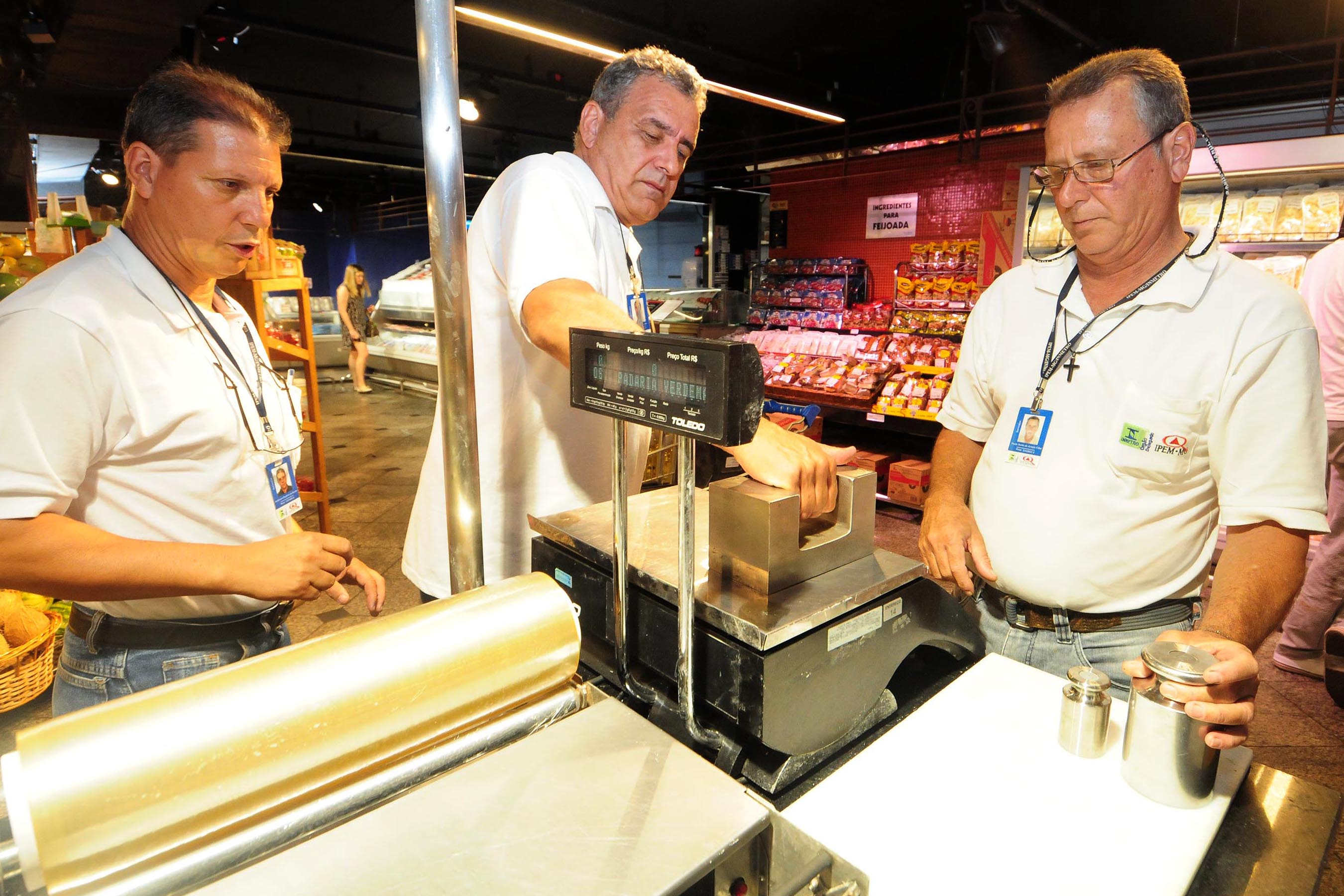 Os fiscais do Ipem fazem verificações rotineiras, com pesagens e conferência de mercadorias. Foto: Omar Freire / Imprensa MG