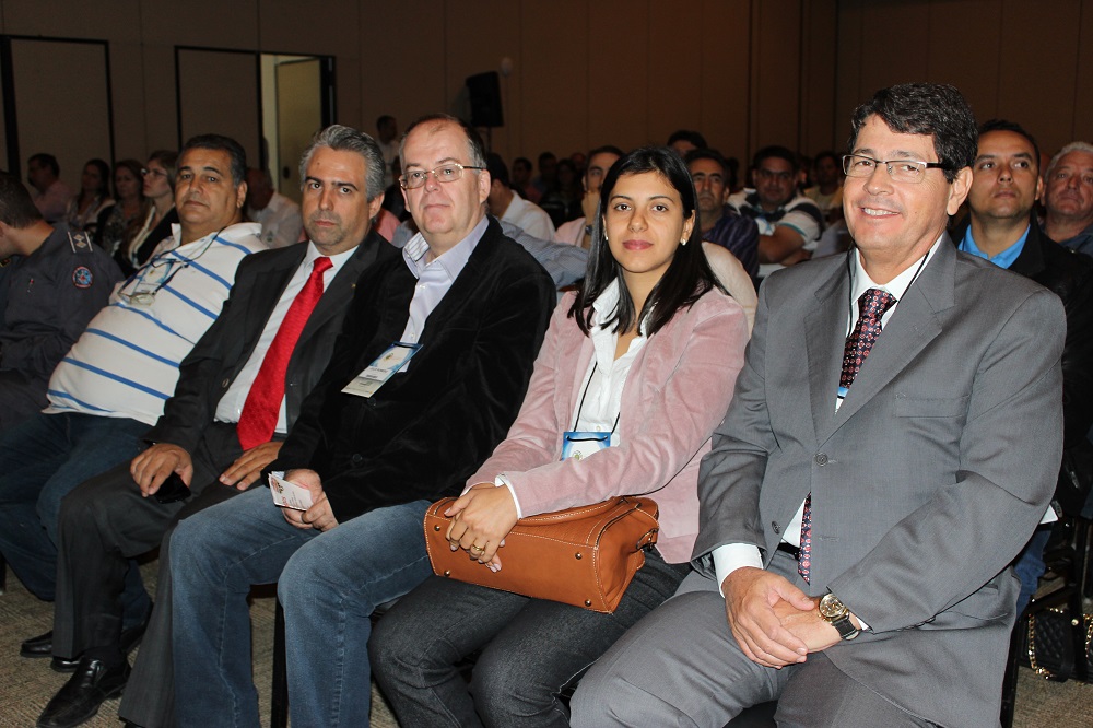 Representantes do Instituto durante solenidade de abertura. Esq. para direita: - Rodovalho (regional Uberaba), João (diretor de Metrologia), Júlio (regional Uberlândia), Tatiane (regional Patos de Minas) e Fernando. Foto: Fernanda Toussaint / Ipem-MG   