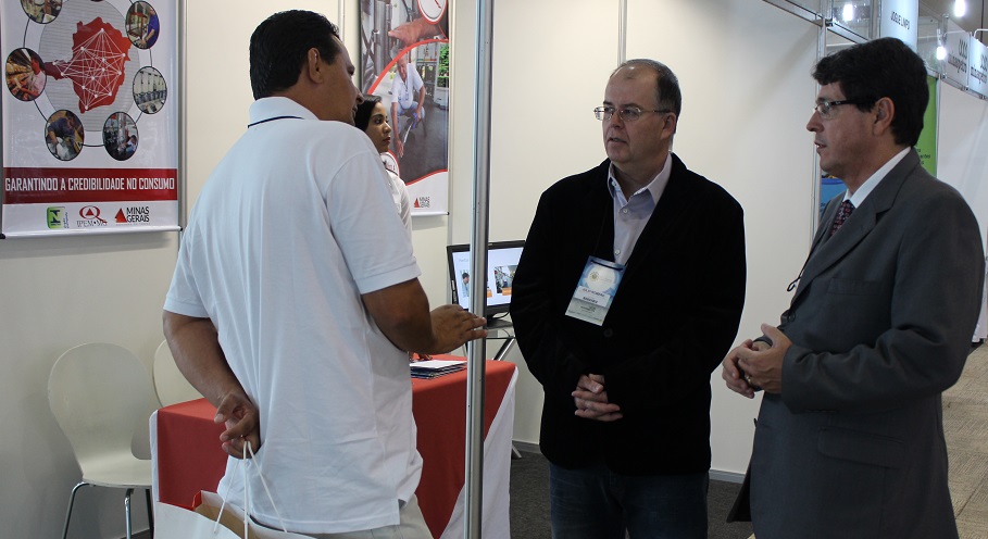 Júlio e Sette esclarecem dúvidas dos participantes em stand do Ipem-MG. Foto: Fernanda Toussaint / Ipem-MG