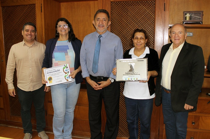 Diretoria do Ipem-MG com equipe da comissão do Ambientação. Foto: Divulgação / Ipem-MG