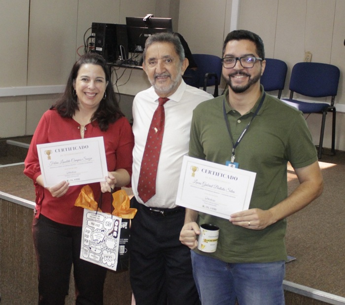 Fábia e Lucas recebem premiação do diretor-geral, Francisco da Fonseca. Foto: Fernanda Toussaint / Ipem-MG