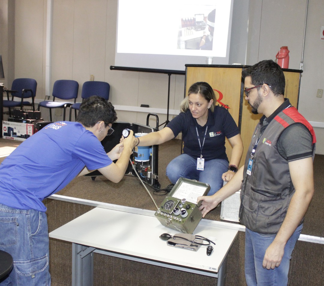 Técnicos do Ipem-MG demonstram como é realizado a verificação do esfigmomanômetro. Foto: Fernanda Toussaint / Ipem-MG